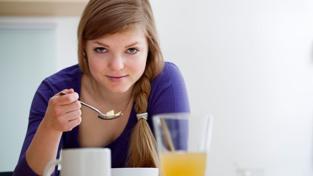 Blog 5 Woman eating breakfast calmly in morning light